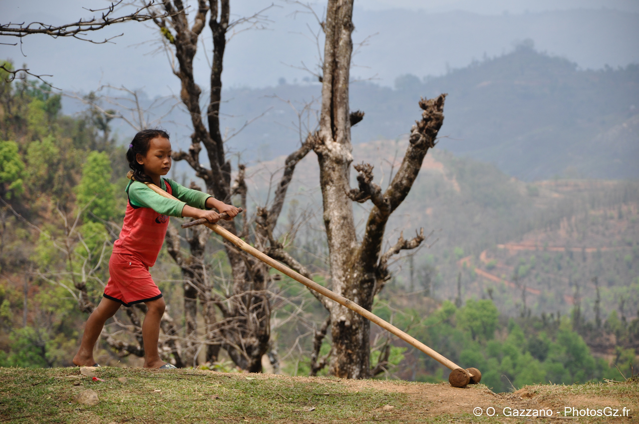 Enfant jouant..Népal - 11 avril 2012